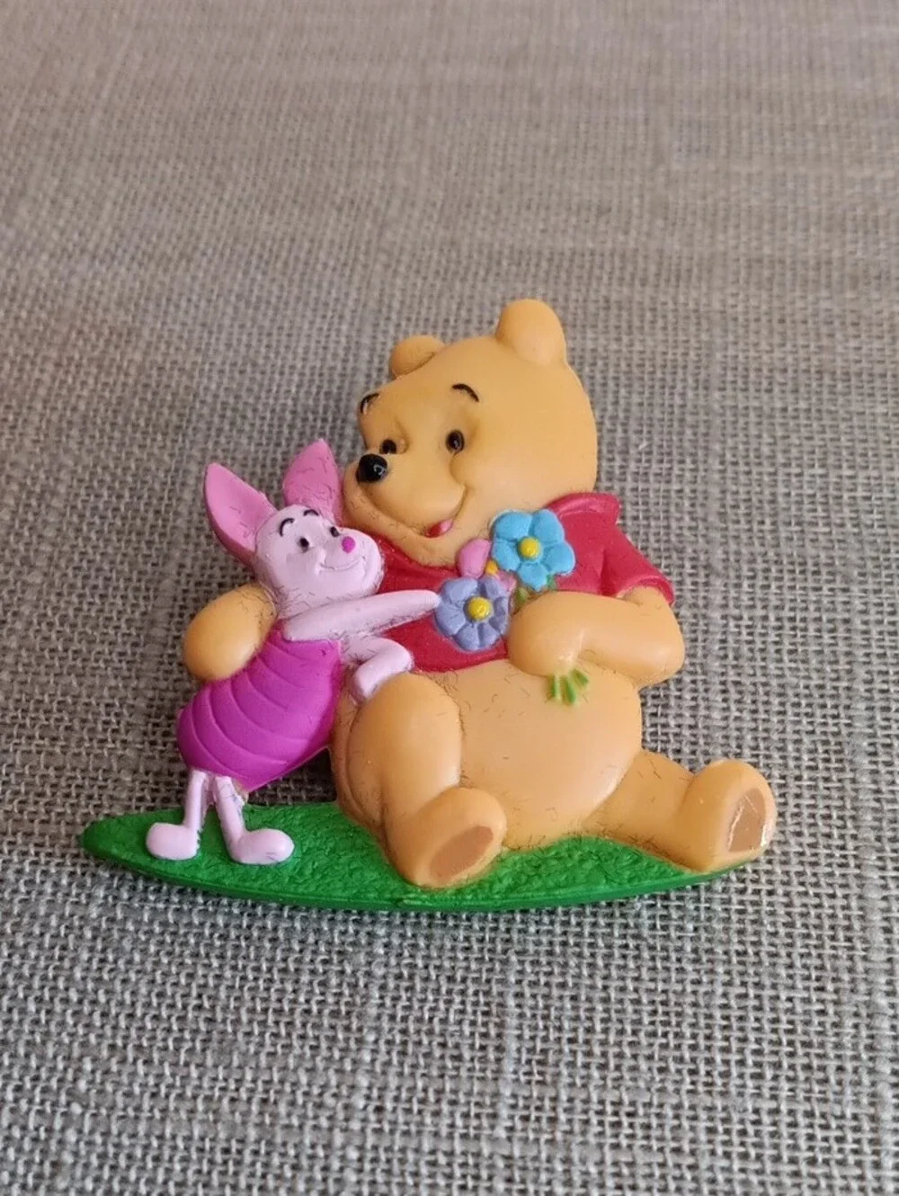 Avon Winnie the Pooh and Piglet Plastic Pin Brooch In Box 1999